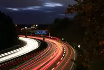 Die BAB 831 kurz vorm Kreuz Stuttgart am 30.10.2020. Bei den vier dünnen roten Streifen handelt es sich um die oberen Rücklichter eines LKWs. Die Aufnahme entstand von einem Gehweg auf der Überführung Büsnauer Straße in Stuttgart. 