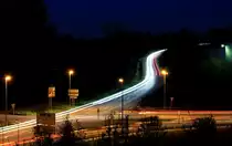 Nächtliche Szenerie am Ortsausgang Neuenstein in Richtung Kirchensall und BAB 6 (L1051) am 06.11.2020. Bei genauem Hinsehen erkennt man schemenhaft ein kurz stoppendes Fahrzeug sowie das Blinken eines Rechtsabbiegers (Richtung Haller Straße).