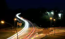 Nächtliche Szenerie am Ortsausgang Neuenstein in Richtung Kirchensall und BAB 6 (L1051) am 06.11.2020. Hier haben sich sowohl der Rechts- als auch der Linksabbieger offenbar an das Blinkgebot gehalten. 