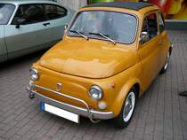 Fiat 500 L, produziert in den Jahren 1965 bis 1972. Das L steht für die  Luxusausführung  des Modelles 500 F. Der im Heck verbaute Zweizylinderreihenmotor leistet 18 PS aus einem Hubraum von 499,5 cm³. Der abgelichtete Cinquecento stammt aus dem Jahr 1969. Oldtimertreffen in Bottrop im Juni 2015.