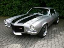 Chevrolet Camaro Z28 der Modelljahre 1970 und 1971 im Farbton cortez silver. Der Z28 war eine besonders sportliche Ausstattungsvariante, die mit einem Aufpreis von US$ 573,00 auf den Grundpreis von US$ 2749,00 zu Buche schlug. Technische Besonderheit für das Modelljahr war, das der Camaro serienmäßig mit Scheibenbremsenausgerüstet wurde. Angetrieben werden die Z28 Modelle von einem V8-Motor mit einem Hubraum von 5733 cm³ und einer Leistung und einer Leistung von 350 PS. Oldtimertreffen in Bottrop im Juni 2015.