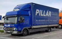 =MB Atego 1218 von PILLAR TRANS steht im Dezember 2019 auf einem Rastplatz an der A3