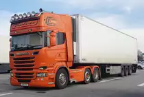 =Scania R 560-Topline von Irland rastet im Dezember 2019 auf einem Rastplatz an der A3