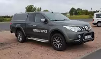 =Mitsubishi L200 von PEGELSERVICE parkt im Oktober 2020 an der Gedenkstätte Point Alpha