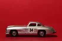 MB 300 sl Flügeltürer ,1:87 Praline, Tablefotografie eines alten Spielzeugautos.Aufnahme am 6.11.2020