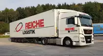 =MAN TGX-Sattelzug von REICHE-LOGISTIK pausiert auf einem Rastplatz an der A 7, 09-2020
