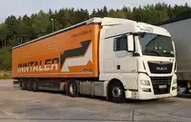 =MAN TGX-Sattelzug von INNTALER pausiert auf einem Rastplatz an der A 7, 09-2020