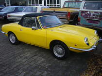 Fiat 850 Sport Spider, gebaut von 1968 bis 1972. Der 850´er Sport Spider basierte auf dem bereits 1965 vorgestellten 850 Spider. Der im Heck verbaute, wassergekühlte Vierzylinderreihenmotor leistet aus einem Hubraum von 903 cm³ 52 PS. Der Wagen ist im Farbton giallo positano lackiert. Essen Kettwig am 15.11.2020.