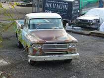 Dodge Sweptline Pickup aus dem Jahr 1960. Dieser Truck steht auf dem Hof eines Essener Autohändlers. Ich denke mal, dass er dort auf seine Restauration wartet. Von diesem Pickup verkaufte Dodge in diesem Modelljahr 70.305 Fahrzeuge zu einem Preis ab US$ 1958,00. Das Modell war mit Sechszylinderreihenmotoren oder V8-Motoren lieferbar. Die Leisungsbandbreite war von 120 PS bis 200 PS. Essen-Kettwig am 15.11.2020.