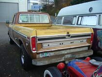 Heckansicht eines Ford F350 Super Camper Special von 1973. Essen-Kettwig am 15.11.2020.