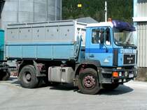 MAN19.332 bei der Waren-Anlieferung bei einem Lagerhaus in Krtnen; 090407