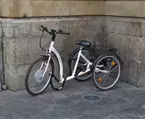Dreiräderiges Fahrrad gesehen an einer Hauswand. 11.2020