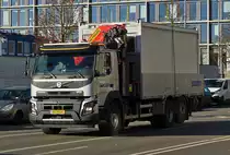 Volvo LKW beladen mit einem Wohncontainer fährt mir vor die Linse. 11.2020