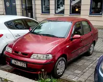 Roter Fiat Albea, aufgenommen in Juni 2020.