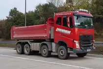 =Volvo-Kipper von  hohmann-transporte  steht auf einem Rastplatz an der A 7 im November 2020