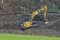 Caterpillar 320 E Raupenbagger in einer Brücken Baustellengrube in der Nähe von Wiltz aufgenommen. 11.2020