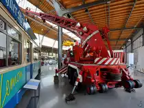 Ein Kranwagen F Magirus 250 D 25 A (F Uranus A) aus dem Jahr 1965 ist im Verkehrszentrum des Deutschen Museums in München ausgestellt. (August 2020)
