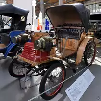 Ein Benz Ideal aus dem Jahr 1901 ist im Verkehrszentrum des Deutschen Museums in München ausgestellt. (August 2020)