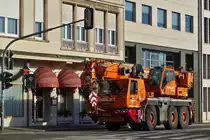 Autokran Grove von Megalift, muss bei einer Roten Ampel halten. 11.2020