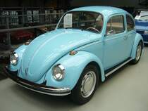 VW Typ 1  Sparkäfer  von 1970. Ab dem Modelljahr 1968 wurde ein vereinfachtes Käfer-Modell als VW 1200 Limousine angeboten. Im Volksmund wurde das Fahrzeug  Sparkäfer  genannt. Das Fahrzeug hatte auf den ersten Blick die gleiche Karosserie wie das Exportmodell des jeweiligen Baujahres. Aus Kostengründen gab es aber dennoch erhebliche Unterschiede. 
So war die vordere Stoßstange wie bei den Modellen der 1960´er Jahre, an Endspitzen befestigt, die im Reserveradkasten angebracht waren, das Auto hatte weiterhin ein 6 Volt Bordnetz und die vorderen Blinker waren nicht verchromt sondern nur silbern lackiert. Innen war lediglich das Standardlenkrad ohne verchromten Hupenring verbaut. Der gebläsegekühlte Vierzylinderboxermotor hat einen Hubraum von 1192 cm³ und leistet 34 PS. Classic Remise Düsseldorf am 26.11.2020.