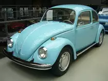 VW Typ 1  Sparkäfer  von 1970. Ab dem Modelljahr 1968 wurde ein vereinfachtes Käfer-Modell als VW 1200 Limousine angeboten. Im Volksmund wurde das Fahrzeug  Sparkäfer  genannt. Das Fahrzeug hatte auf den ersten Blick die gleiche Karosserie wie das Exportmodell des jeweiligen Baujahres. Aus Kostengründen gab es aber dennoch erhebliche Unterschiede. 
So war die vordere Stoßstange wie bei den Modellen der 1960´er Jahre, an Endspitzen befestigt, die im Reserveradkasten angebracht waren, das Auto hatte weiterhin ein 6 Volt Bordnetz und die vorderen Blinker waren nicht verchromt sondern nur silbern lackiert. Innen war lediglich das Standardlenkrad ohne verchromten Hupenring verbaut. Der gebläsegekühlte Vierzylinderboxermotor hat einen Hubraum von 1192 cm³ und leistet 34 PS. Classic Remise Düsseldorf am 26.11.2020.