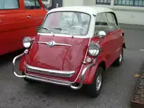 BMW 600, produziert von 1957 bis 1959. Bei dem gezeigten BMW 600 handelt es sich um ein Auto in US-Ausführung. Dieses ist an den unförmigen, abstehenden Scheinwerfern und den extremen Chromstoßfängern ersichtlich. Beim 600´er handelt es sich, um einen aus der Isetta entwickelten Viersitzer, mit nur einer hinteren Seitentür auf der rechten Fahrzeugseite. Im Fahrzeugheck ist der aus dem BMW 600 Motorrad bekannte Zweizylinderboxermotor mit einem Hubraum von 582 cm³ und einer Leistung von 19,5 PS verbaut. Die Höchstgeschwindigkeit wurde mit genau 100 km/h angegeben. Von diesem Modell verkaufte BMW während der dreijährigen Produktionszeit 34.318 Einheiten zum Preis ab DM 3985,00. Besucherparkplatz der Düsseldorfer Classic Remise am 26.11.2020.