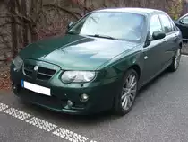 MG ZT, produziert von 2001 bis 2005 mit der Insolvenz der Firma. Der ZT ist die sportliche Variante des bereits 1998 vorgestellten Rover 75 und war als viertürige Limousine und als fünftüriges Kombimodell ZT-T (das T steht für Touring) lieferbar. Dieses Modell war in etlichen Motorisierungsvarianten lieferbar. Dieser MG hat einen V6-Motor mit einem Hubraum von 2497 cm³ und einer Leistung von 190 PS. Besucherparkplatz der Düsseldorfer Classic Remise am 26.11.2020.