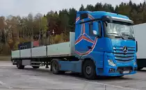 =MB Actros-Sattelzug steht auf einem Rastplatz an der A 7 im November 2020