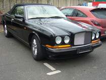 Bentley Azure, gebaut in den Jahren von 2006 bis 2009. Vereinfacht gesagt ist der  Azure  das Cabriolet-Modell des bereits 1998 vorgestellten Bentley Arnage. Mit einem Kaufpreis von ca. € 335.000,00 war dieses Modell eines der teuersten Cabriolets auf dem Weltmarkt. Angetrieben wird der Wagen von einem V8-Motor mit Biturbolader. Dieser Motor hat einen Hubraum von 6761 cm³ und leistet 456 PS. Die Höchstgeschwindigkeit gab man mit 275 km/h an. Besucherparkplatz der Düsseldorfer Classic Remise am 26.11.2020.