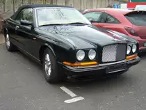 Bentley Azure, gebaut in den Jahren von 2006 bis 2009. Vereinfacht gesagt ist der  Azure  das Cabriolet-Modell des bereits 1998 vorgestellten Bentley Arnage. Mit einem Kaufpreis von ca. € 335.000,00 war dieses Modell eines der teuersten Cabriolets auf dem Weltmarkt. Angetrieben wird der Wagen von einem V8-Motor mit Biturbolader. Dieser Motor hat einen Hubraum von 6761 cm³ und leistet 456 PS. Die Höchstgeschwindigkeit gab man mit 275 km/h an. Besucherparkplatz der Düsseldorfer Classic Remise am 26.11.2020.