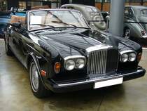 Bentley Continental S3 Convertible, wie es von 1989 bis 1993 in nur 421 Einheiten gebaut wurde. Der gezeigte  Continental  wurde im ersten Produktionsjahr 1989 gebaut und nach Lyndhurst/New Jersey/USA ausgeliefert. Angetrieben wird der Bentley von einem V8-Motor, der aus einem Hubraum von 6749 cm³ eine Leistung von 218 PS mittels einer Dreigang-Automatic an die Hinterachse weiter gibt. Classic Remise Düsseldorf am 26.11.2020.