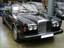 Bentley Continental S3 Convertible, wie es von 1989 bis 1993 in nur 421 Einheiten gebaut wurde. Der gezeigte  Continental  wurde im ersten Produktionsjahr 1989 gebaut und nach Lyndhurst/New Jersey/USA ausgeliefert. Angetrieben wird der Bentley von einem V8-Motor, der aus einem Hubraum von 6749 cm³ eine Leistung von 218 PS mittels einer Dreigang-Automatic an die Hinterachse weiter gibt. Classic Remise Düsseldorf am 26.11.2020.