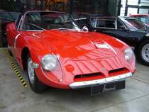 Bizzarini GT 1900 Europa. In der Zeit von 1968 bis 1969 wurden 20 Autos dieses Typs produziert. Giotto Bizzarini, der Mitte der 1960`er Jahre bereits seine eigene Firma in Livorno betrieb, baute er auf der Bodengruppe eines Opel 1900 den „GT Europa“. Gedacht als Vorschlag für einen möglichen Sportwagen, der damals noch sehr konservativen Rüsselsheimer. Das hübsche Coupé erinnerte ein wenig an den großen Bruder GT 5300. Bizzarini hoffte, dass dieses Modell in seiner Fabrik gebaut werden könnte. Doch Opel lehnte diesen Vorschlag ab. . Woraufhin Giotto Bizzarini den Plan fasste, das Auto in seiner Fabrik in Livorno und parallel zu den anderen dort montierten Modellen selbst zu bauen. Leider vereitelten finanzielle Engpässe und schlussendlich die Insolvenz dieses Vorhaben. Der Vierzylinderreihenmotor aus dem Regal von Opel hat einen Hubraum von 1897 cm³ und leistet, dank einer Leistungskur, 110 PS. Classic Remise Düsseldorf am 26.11.2020.
Leider stimmt die Kategorie nicht, da es bei Bizzarini nur den GT 5300 gibt!