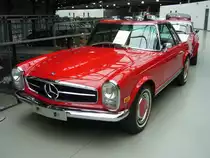 Mercedes Benz W113 E28 280SL in einer USA-Exportversion, produziert von 1968 bis 1971. Als Typ 230SL war das Modell bereits 1963 erschienen. Der 280 SL war die letzte Ausbaustufe der sogenannten  Pagode . In der Version 280SL verkaufte sich der Wagen 23.885 mal. Der Sechszylinderreihenmotor leistet 170 PS aus einem Hubraum von 2778 cm³. Die Höchstgeschwindigkeit wurde damals mit 200 km/h angegeben. Classic Remise Düsseldorf am 26.11.2020.