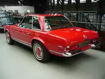 Heckansicht eines Mercedes Benz W113 280SL in USA-Export-Ausführung. Classic Remise Düsseldorf am 26.11.2020.
