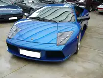 Lamborghini LP 640  Murcielago  Coupe. Das Modell wurde 2001 auf der IAA Frankfurt vorgestellt. Bis zum Jahr 2010 wurden 4099 Fahrzeuge dieses Typs hergestellt. Nachweislich ist der hier gezeigte  Murcielago  allerdings das einzige Fahrzeug dieses Typs, der im Farbton blu Montherey, ausgeliefert wurde. Als Antrieb dient ein als Mittelmotor verbauter V12-Motor. Dieser Motor hat einen Hubraum von 6192 cm³ und leistet 580 PS. Die Höchstgeschwindigkeit wurde mit 331 km/h angegeben. Classic Remise Düsseldorf am 26.11.2020.