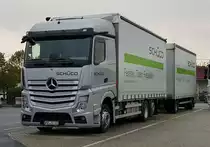 =MB Actros-Hängerzug von SCHÜCO rastet im Oktober 2020 bei Bad Hersfeld
