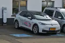 VW ID 3, steht bei der Ladesäule vor einer VW Werkstatt zur Probefahrt bereit. 11.2020
