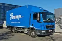 MAN mit Kastenaufbau wird nahe einem Lager entladen. 11.2020