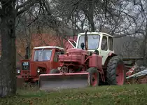 Links ein typischer Belarus, rechts ein Traktor  mit dem Firmenzeichen  юмз  (jums) mit Planierschiebeschild . 28.11.2020 13:05 Uhr.