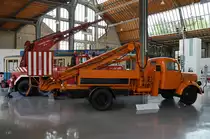 Ein Mercedes Benz L 3500 mit Ruthmann Steiger Arbeitsbühne aus dem Jahr 1958, so gesehen Mitte August 2020 im Verkehrszentrum des Deutschen Museum München.