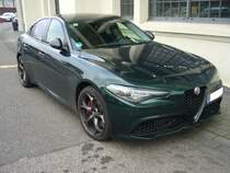 Die  neue  Giulia der Baureihe 952 wurde 2015 der Öffentlichkeit präsentiert und stand ab 2016 bei den Händlern. Hier konnte ich auf dem Besucherparkplatz der Düsseldorfer Classic eine Giulia Nuova Veloce im Farbton verde visconti ablichten. Die Modellreihe Veloce ist in der Typenhierachie recht weit oben angesiedelt. Darüber rangiert nur noch das sportliche Spitzenmodell Quadrifoglio. Der Veloce verfügt serienmäßig über Allradantrieb, Achtgangautomaticgetriebe, sowie einer Lederausstattung. Das Modell ist mit etlichen Diesel- und Benzinmotoren lieferbar. Besucherparkplatz der Düsseldorfer Classic Remise am 26.11.2020.
