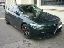 Die  neue  Giulia der Baureihe 952 wurde 2015 der Öffentlichkeit präsentiert und stand ab 2016 bei den Händlern. Hier konnte ich auf dem Besucherparkplatz der Düsseldorfer Classic eine Giulia Nuova Veloce im Farbton verde visconti ablichten. Die Modellreihe Veloce ist in der Typenhierachie recht weit oben angesiedelt. Darüber rangiert nur noch das sportliche Spitzenmodell Quadrifoglio. Der Veloce verfügt serienmäßig über Allradantrieb, Achtgangautomaticgetriebe, sowie einer Lederausstattung. Das Modell ist mit etlichen Diesel- und Benzinmotoren lieferbar. Besucherparkplatz der Düsseldorfer Classic Remise am 26.11.2020.