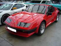 Renault Alpine A310 V6 GT. 1976 - 1984. Um dem, auf allen Rallyes erfolgreichen aber spartanischen A110, ein etwas luxuriöseres Fahrzeug zur Seite zu stellen entwickelte man in Dieppe den A310. Anfangs verbaute man den 1.6l Vierzylinderreihenmotor des R16 TS. 1976 entschloss sich die Firma mehr Power einzuhauchen. Hierzu wurde der sogenannte PRV V6-Motor verbaut. Der PRV-Motor war eine Gemeinschaftsentwicklung von Peugeot, Renault und Volvo und wurde zum Beispiel im Renault R30 verbaut. Dieser Motor hat einen Hubraum von 2664 cm³ und leistet 150 PS. Die Höchstgeschwindigkeit gab Alpine mit 225 km/h an. Der gezeigte A310 stammt aus dem letzten Modelljahr 1984. Classic Remise Düsseldorf am 26.11.2020.