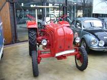 Porsche Diesel F218A aus dem Jahr 1960. Die Porsche Traktoren mit der Bezeichnung Standard waren die zweizylindrigen Porsche Traktoren. Die Baureihe Standard 218 wurde von 1957 bis 1963 produziert. Alle Versionen zusammengerechnet, verkaufte Porsche von diesem Typ ca. 12.100 Traktoren. Der gebläsegekühlte Zweizylinderreihenviertaktdieselmotor hat einen Hubraum von 1644 cm³ und leistet 25 PS. Classic Remise Düsseldorf am 26.11.2020.