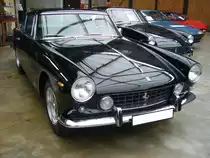 Ferrari 250 GTE Coupe, gebaut in Maranello in den Jahren von 1960 bis 1963. Der 250 GTE war das erste viersitzige Modell der Marke Ferrari. Der V12-Motor hat einen Hubraum von 2.951 cm³ und leistet ca. 240 PS. Die Höchstgeschwindigkeit dieses schnittigen Coupes wurde mit 230 km/h angegeben . Es wurden 950 Exemplare dieses Modelles gebaut. Classic Remise Düsseldorf am 26.11.2020.