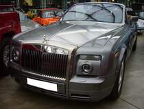 Rolls Royce Phantom VII Drophead Coupe, gebaut von 2003 bis 2017 im Werk Goodwood/Südengland. Da BMW seit dem Jahr 1998 die Markenrechte an Rolls Royce hält ist, der V12-Motor des Phantom VII auch eine BMW-Entwicklung. Der  Zwölfender  hat einen Hubraum von 6749 cm³ und leistet 460 PS. Bei einer Geschwindigkeit von 240 km/h regelt der Motor automatisch ab. Classic Remise Düsseldorf am 26.11.2020.