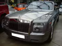 Rolls Royce Phantom VII Drophead Coupe, gebaut von 2003 bis 2017 im Werk Goodwood/Südengland. Da BMW seit dem Jahr 1998 die Markenrechte an Rolls Royce hält ist, der V12-Motor des Phantom VII auch eine BMW-Entwicklung. Der  Zwölfender  hat einen Hubraum von 6749 cm³ und leistet 460 PS. Bei einer Geschwindigkeit von 240 km/h regelt der Motor automatisch ab. Classic Remise Düsseldorf am 26.11.2020.