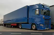 =Scania S 580-Sattelzug der Spedition PANZER steht auf einem Rastplatz bei Bad Hersfeld, 10-2020