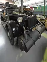 Dieser Adler Diplomat 3 GS von 1938 mit Pullmann-Karosserie von Karmann wurde 1941 mit einem Holzgasgenerator ausgerüstet, da das knappe Benzin hauptsächlich dem Militär zur Verfügung gestellt wurde. (Verkehrszentrum des Deutschen Museums München, August 2020)